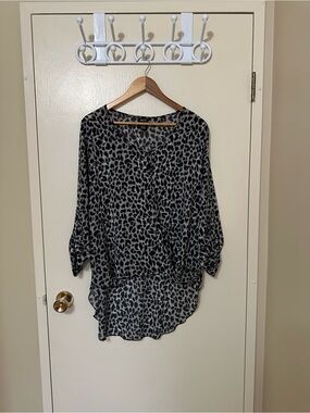❤️Rue21 Black and Gray Leopard-Print Hi-Low Blouse